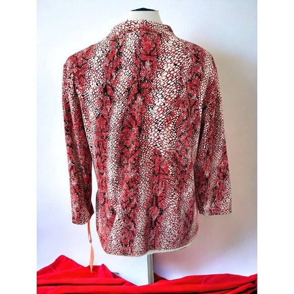 Hearts of Palm Petite red animal patterned quarter sleeve vneck blouse NEW PL - Picture 5 of 9